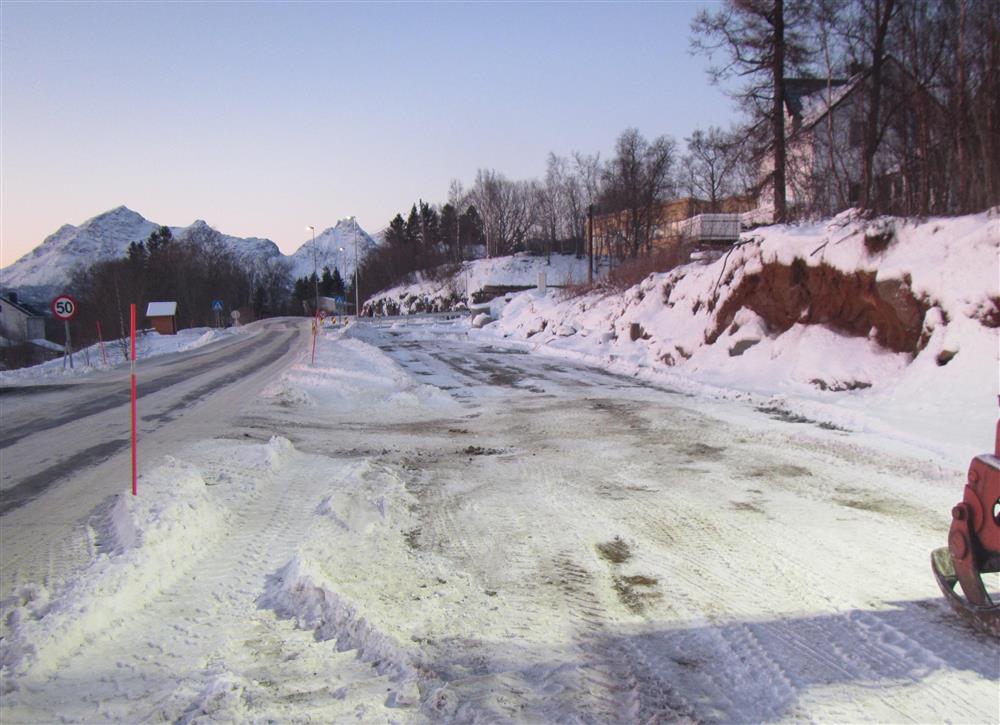 Snøkledt veg, det bygges gang-og sykkelveg på siden. Fjell i bakgrunnen. - Klikk for stort bilde